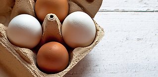 Fyra ägg i en äggkartong.