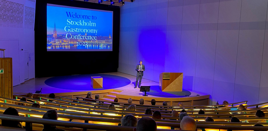 Person presenterar i aulan på Stockholm Gastronomiska Konferens