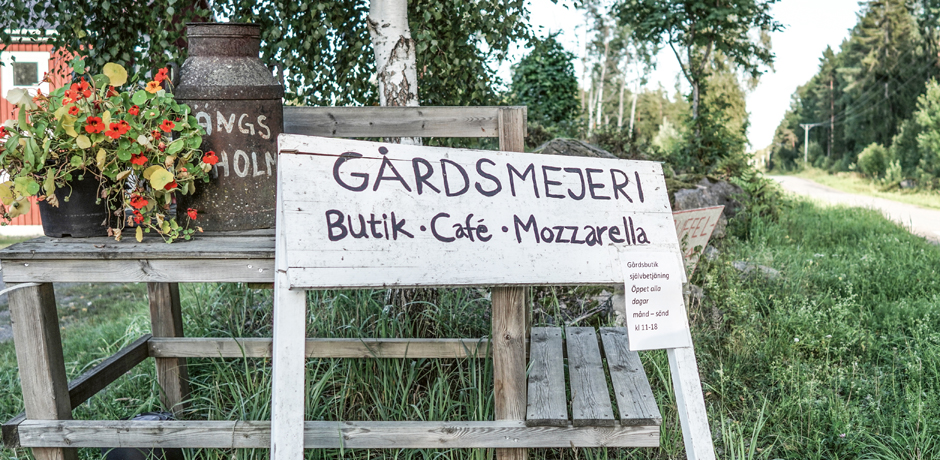 Skylt med texten Gårdsmejeri, butik, café och mozzarella