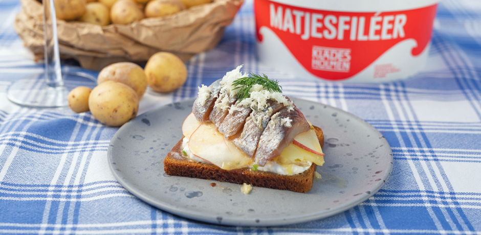 Matjesfiléer från Klädesholmen ligger på en smörgås.