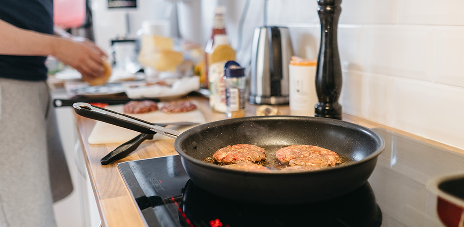 Matlagning med färsbiffar i panna