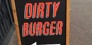 En skylt som det står Dirty burger på.