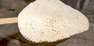 Tunnbrödsbakning - en historisk mattradition som förenat nytta med nöje